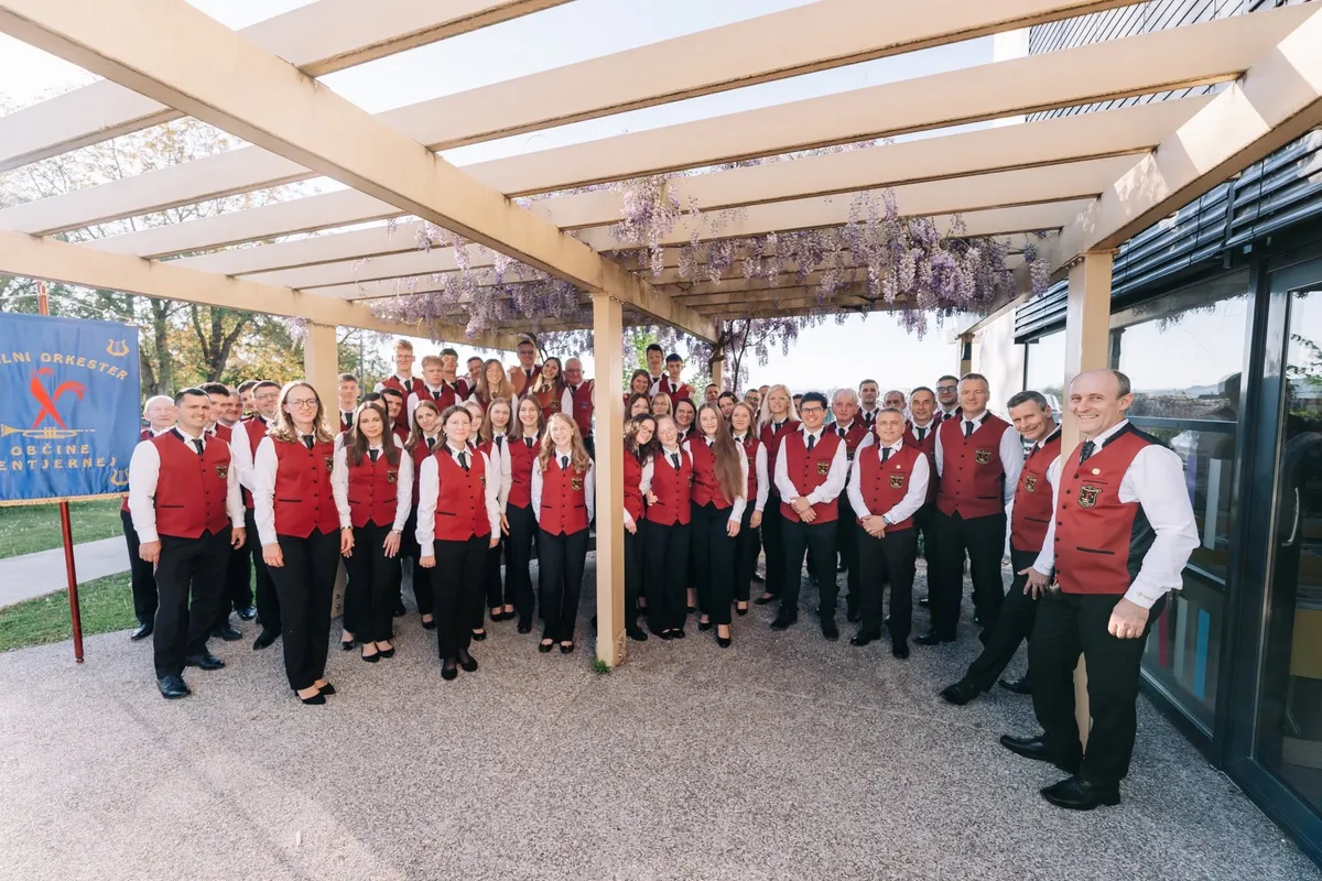 Člani Pihalnega orkestra Občine Šentjernej v svečanih uniformah