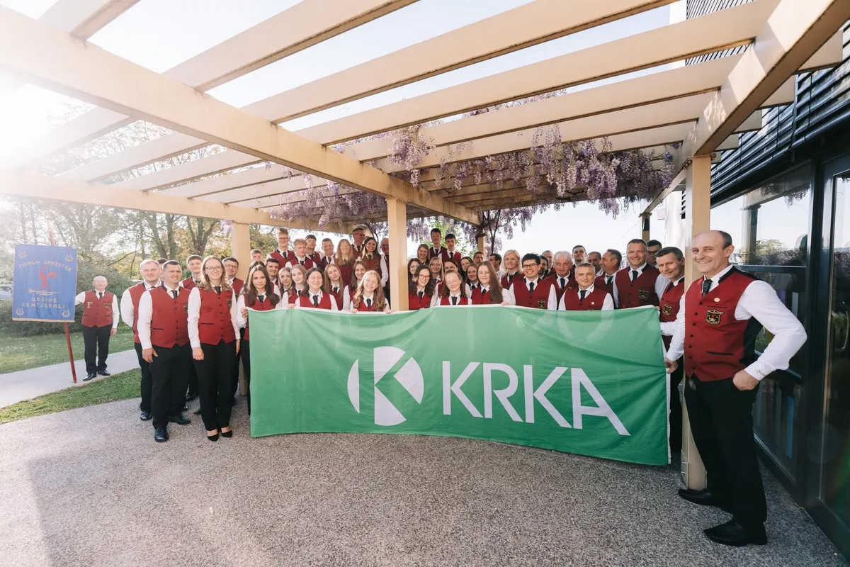 Člani orkestra ob predstavitvi podpore glasbeni tradiciji